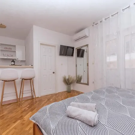Skiljini Dvori - Studio-apartman 3 マカルスカ